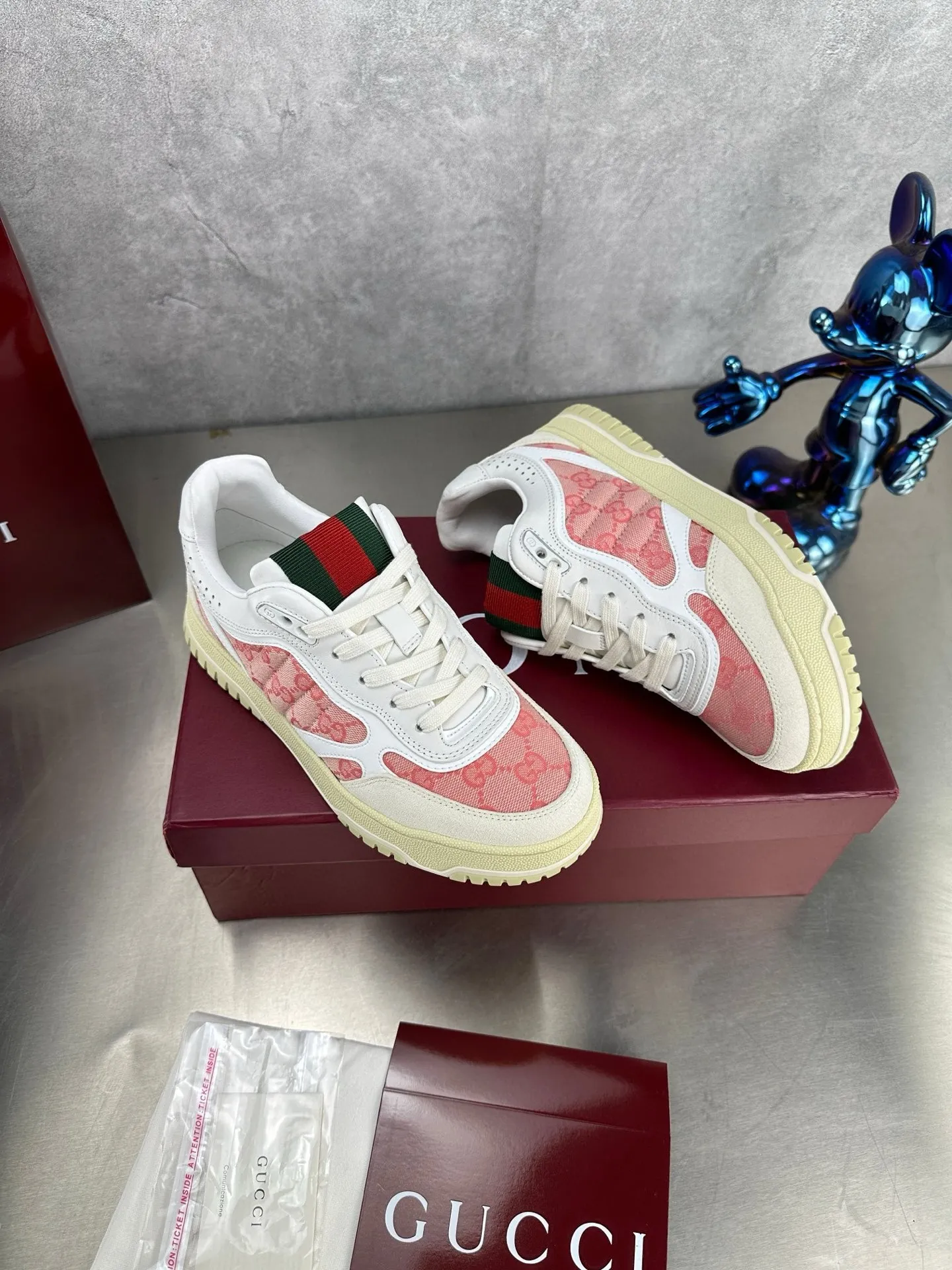 Factory price: 640💰The top version of Gucci Gucci's latest hot-selling couple's sneaker series is shipped. The original version is purchased, developed and manufactured. This high-low top sneaker adopts a basketball-style silhouette design, cleverly incorporating hollow panels and distressed effects, showing its unique ingenuity. The ingenuity incorporates brand logo details such as interlocking Double G styling accessories and Gucci lettering, a low-key tribute to the brand's design heritage. Exquisite packaging at the delivery counter 🛍📦 ▪️ Fabric: Original customized imported first-layer cowhide ▪️ Inner lining: Imported first-layer cowhide ▪️ Sole: Original molded TPU sole ▪️ Sole thickness: 3cm ▪️ Size: Women's 35-41 Men's 38-45 (Female 41, Men 38 45 customized) ▪️ p